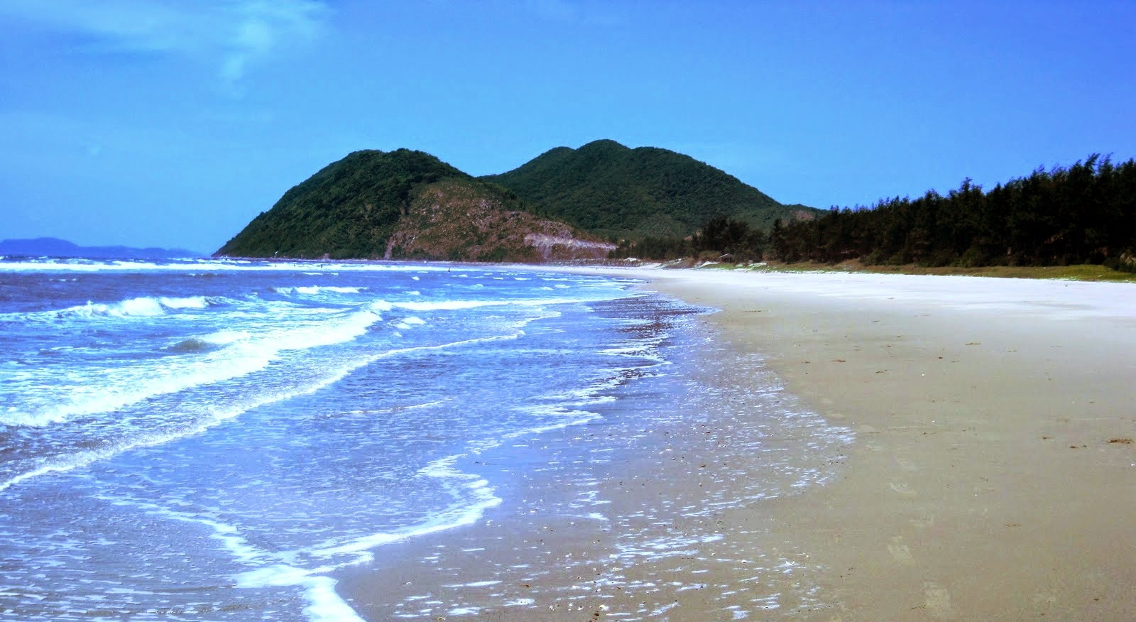 Biển Minh Châu mang một vẻ đẹp đơn sơ thuần khiết