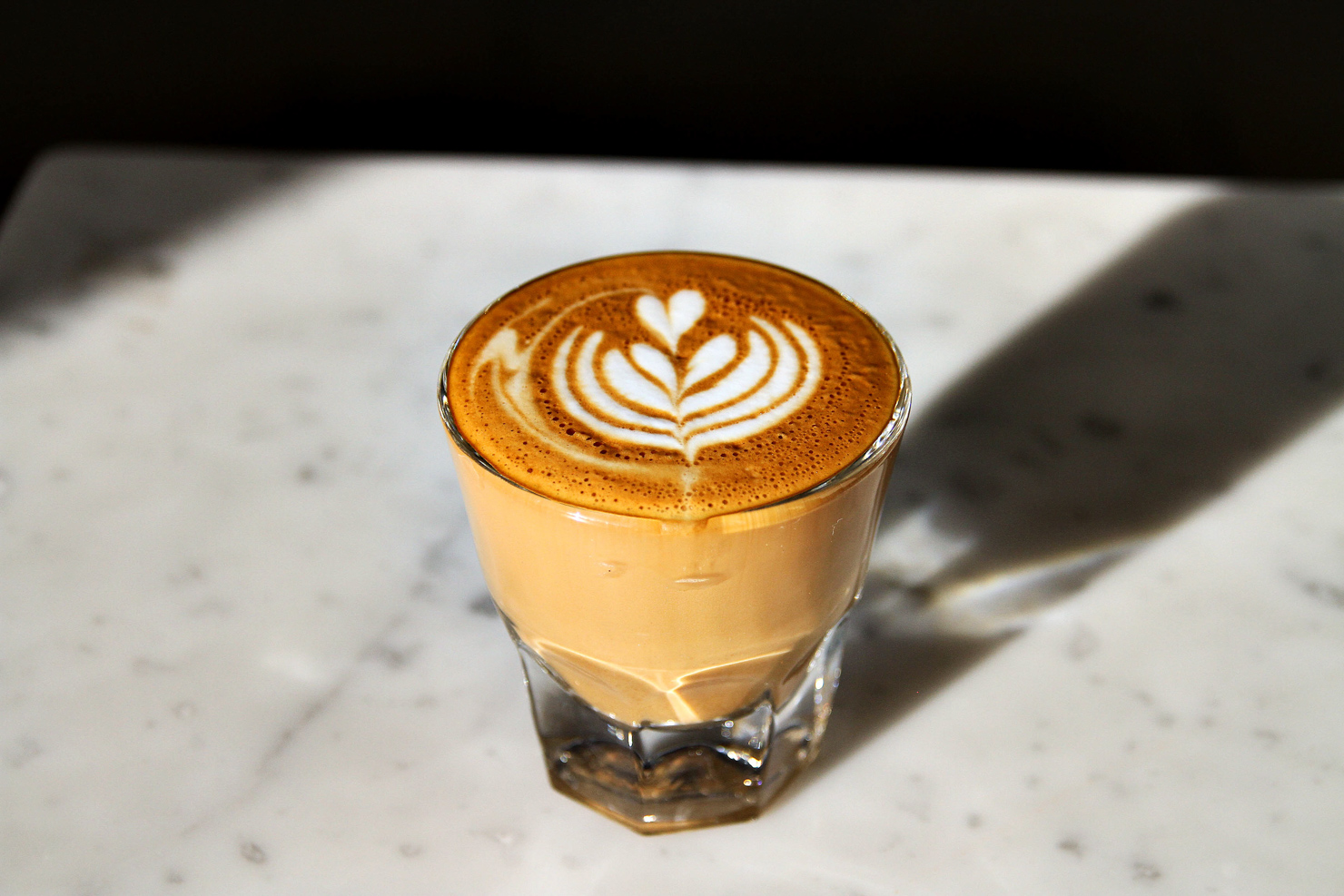 Mỗi buổi sáng, người Buenos Aires dùng Cortado đi kèm  2 - 3 cái bánh sừng bò Medialunas loại nhỏ, ngọt và thưởng thức cùng với bạn bè.