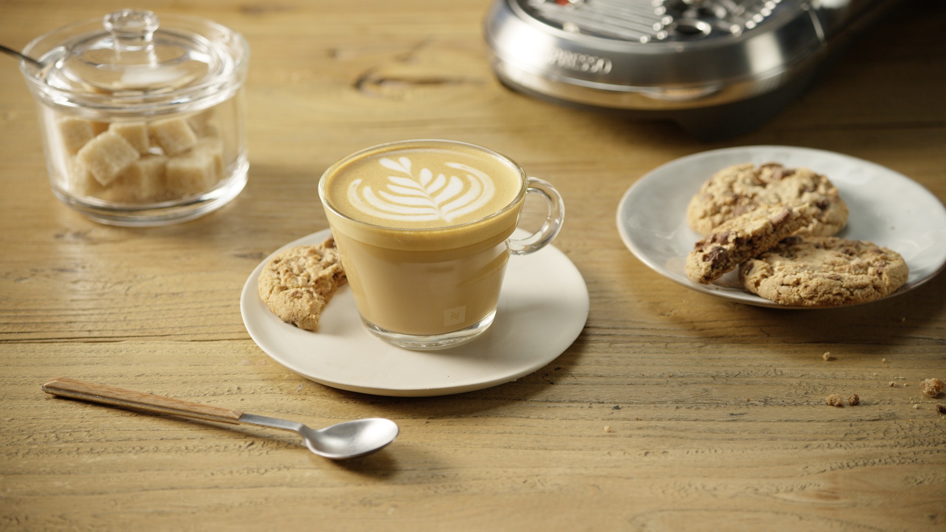 lat White được chế biến khá đơn giản: 1 shot Espresso cộng thêm chút bọt sữa ở trên