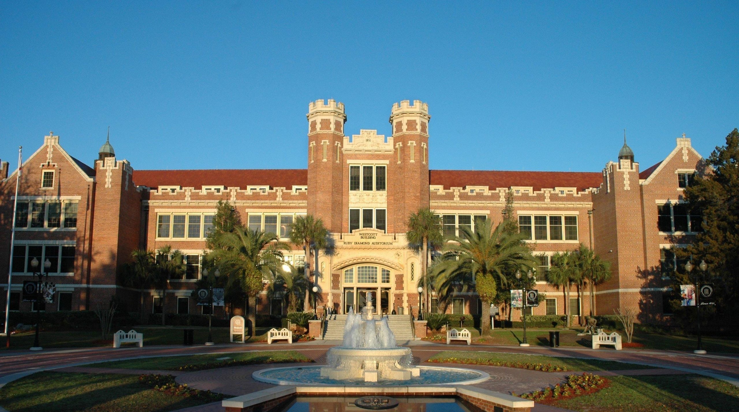 Với học phí trung bình chỉ 18,799 USD, Florida State vinh dự đứng số 6 trong bảng xếp hạng các trường đại học Mỹ chất lượng nhưng có học phí rẻ
