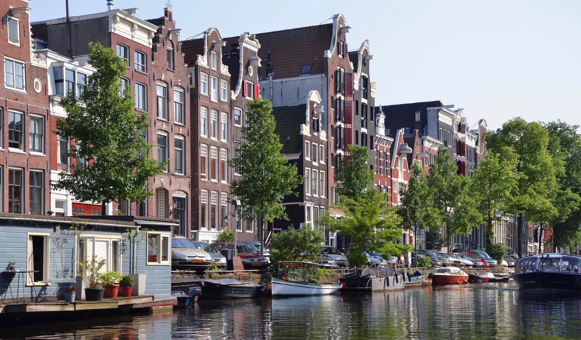 Amsterdam là thủ đô của xứ sở hoa Tulip, sự thú vị trong những trải nghiệm tại nơi đây đã thu hút lượng lớn khách du lịch vào mùa hè.