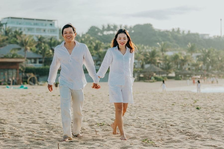 ý tưởng dắt tay nhau bước đi khi chụp ảnh kỷ niệm ngày cưới ý tưởng dắt tay nhau bước đi khi chụp ảnh kỷ niệm ngày cưới