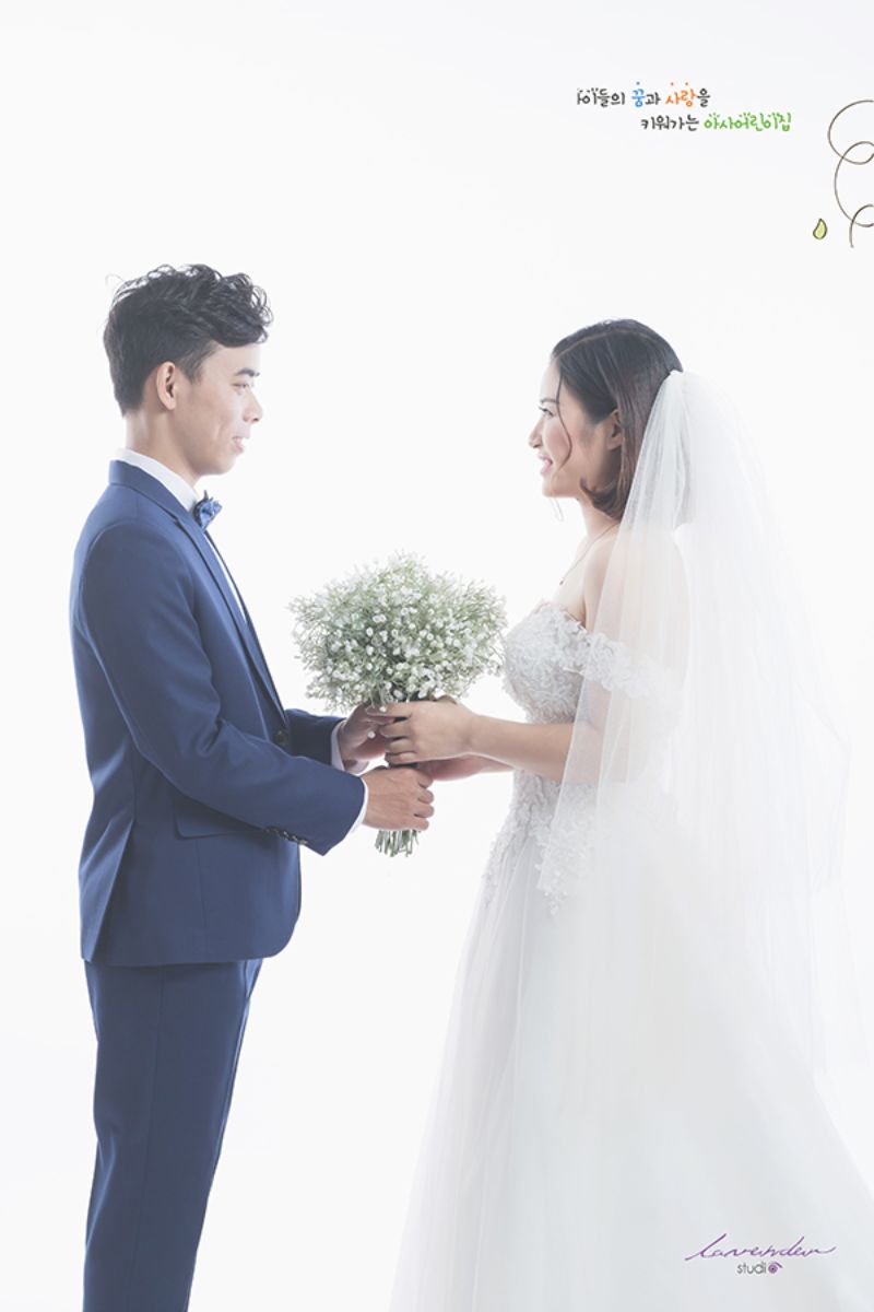 chú rể trao cô dâu đoá hoa