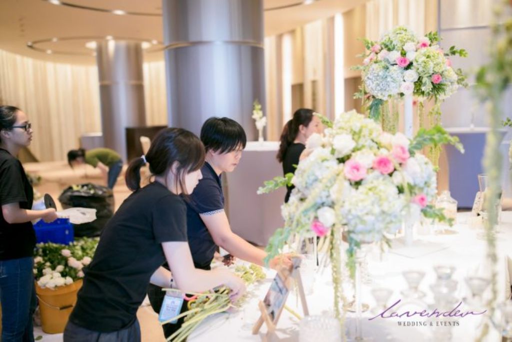 chuẩn bị trang trí tiệc cưới