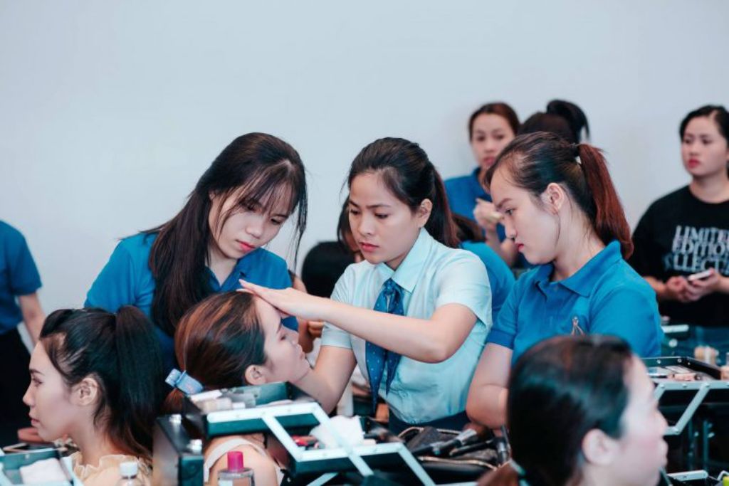 Loan Nguyễn Makeup – Trường dạy học trang điểm giá rẻ ở Đà Nẵng