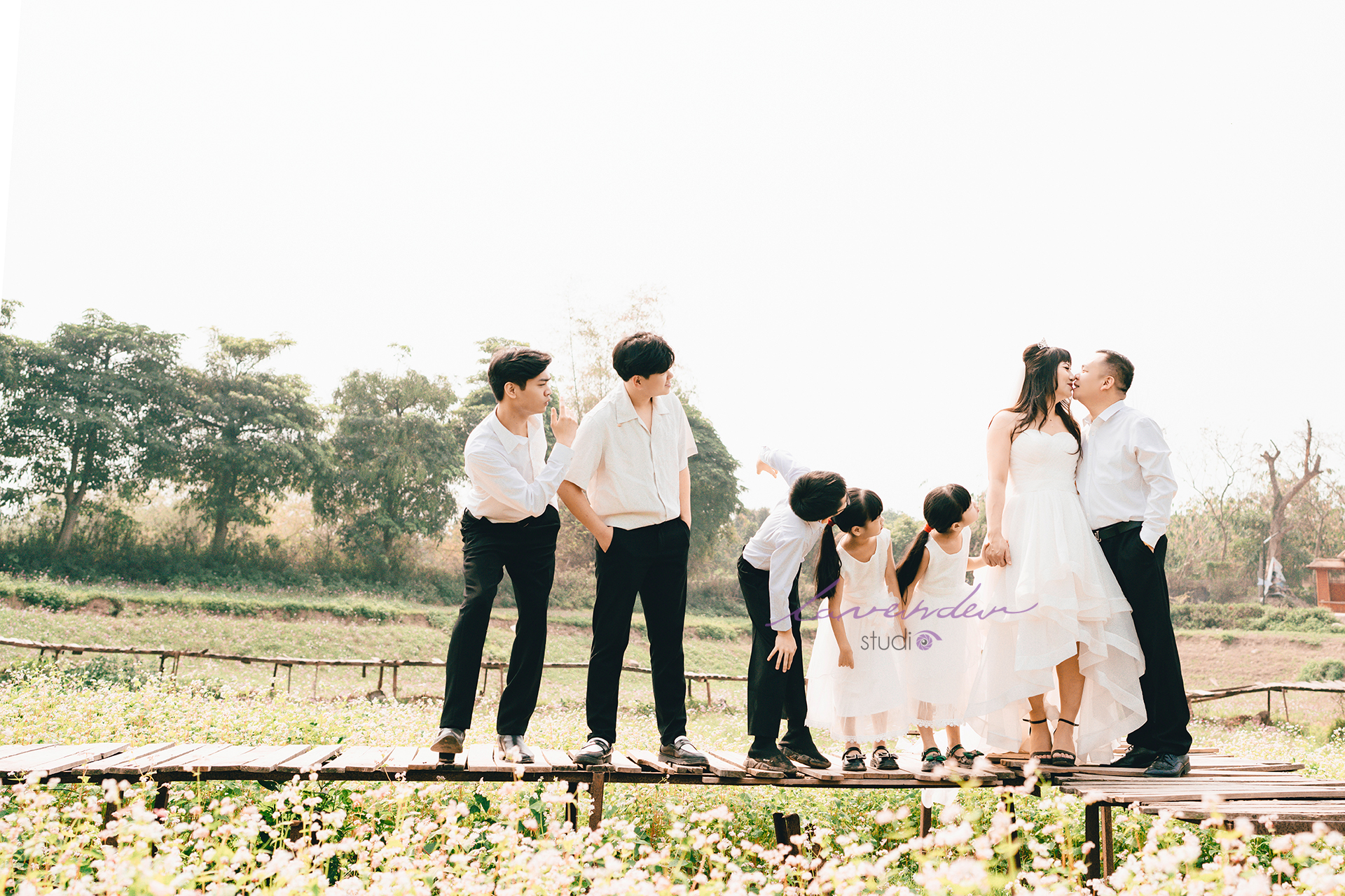 Concept chụp ảnh gia đình nhìn nhau