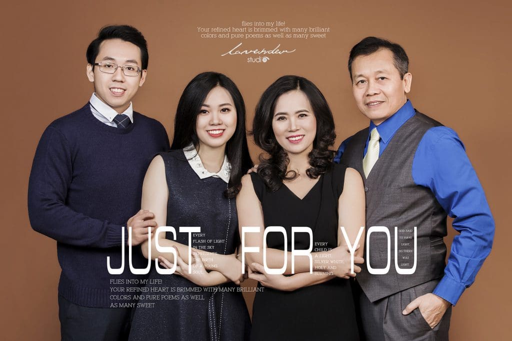 Concept chụp ảnh gia đình gắn kết tay trong tay