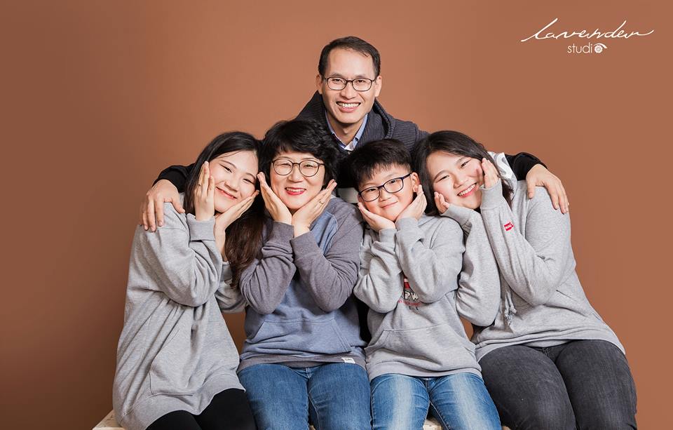 Concept chụp gia đình dang rộng vòng tay ôm nhau