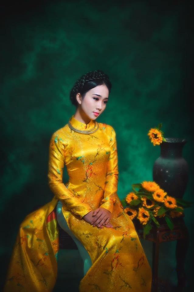 Tạo dáng chụp áo dài ngồi ở trong studio