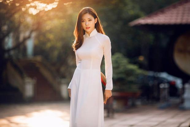 Tạo dáng chụp ảnh áo dài truyền thống Việt Nam đẹp
