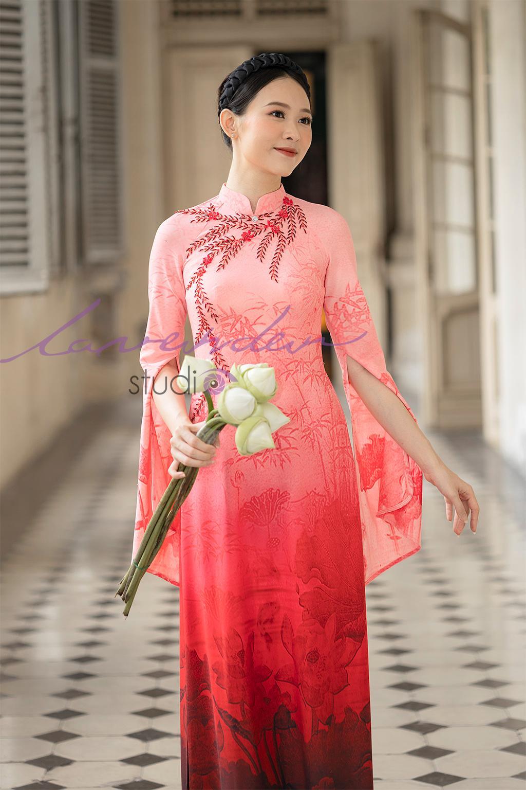 Tạo dáng chụp ảnh áo dài với hoa sen