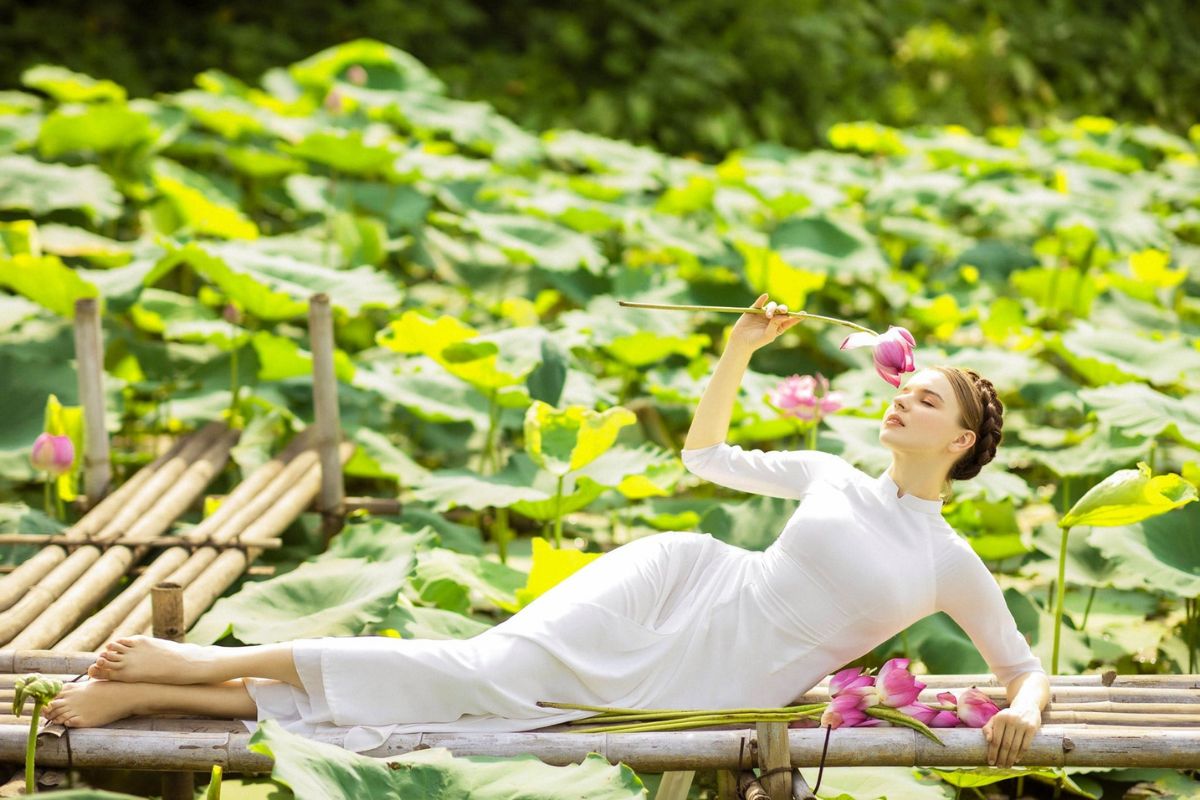 Tạo dáng chụp ảnh áo dài nằm nghệ thuật