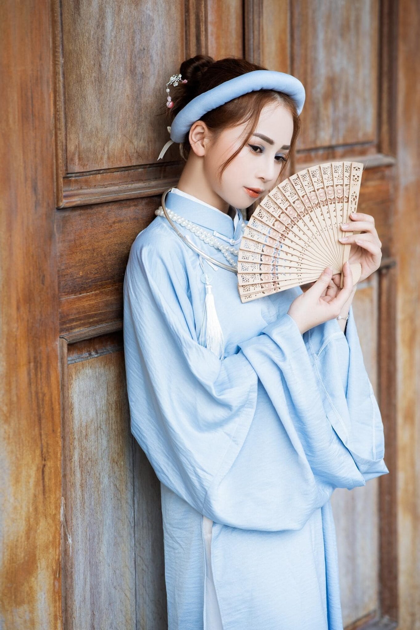 Cách tạo dáng chụp hình áo dài ngũ thân một mình