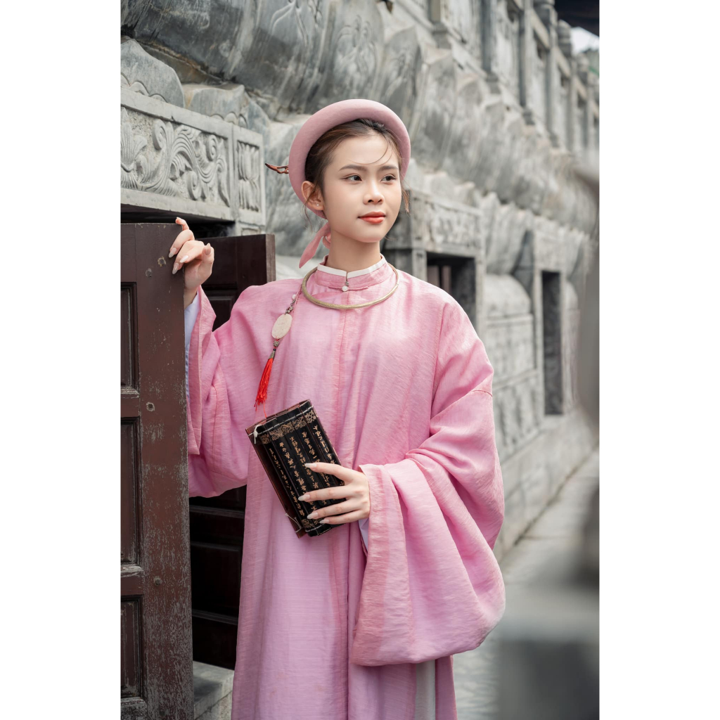 Cách tạo dáng chụp hình áo dài ngũ thân một mình