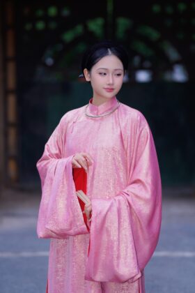 Cách tạo dáng chụp hình áo dài ngũ thân một mình