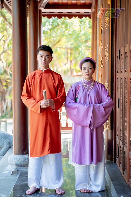 chụp ảnh với áo dài ngũ thân