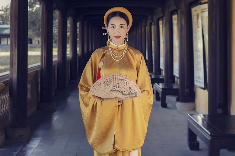 chụp ảnh với áo dài ngũ thân