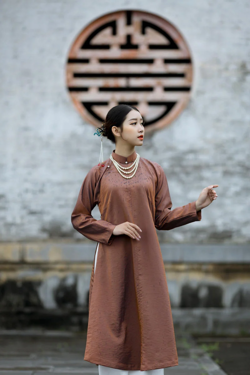 chụp ảnh với áo dài ngũ thân