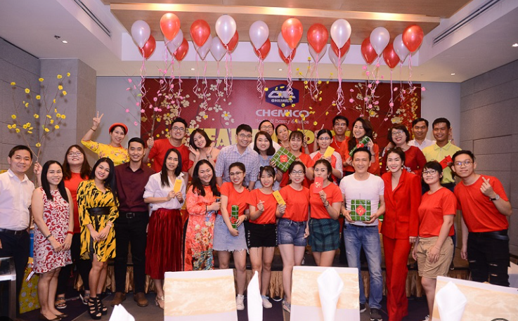 Tìm hiểu chi phí chụp ảnh tất niên cuối năm tại Hà Nội năm 2025