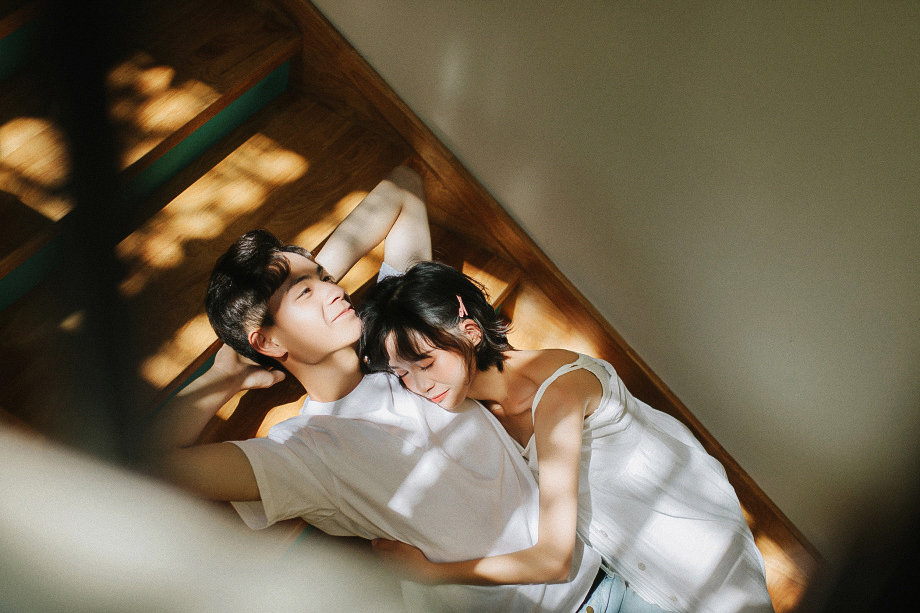 10 cách chụp ảnh tại nhà dành cho các cặp đôi cực sáng tạo