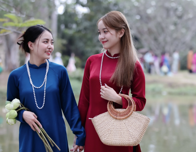 Các nàng chen chân chụp ảnh Tết tại địa điểm chụp hình áo dài ngoại cảnh ở TPHCM