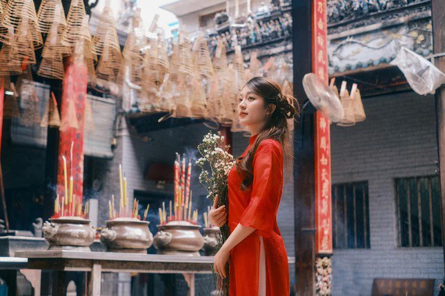 Các nàng chen chân chụp ảnh Tết tại địa điểm chụp hình áo dài ngoại cảnh ở TPHCM