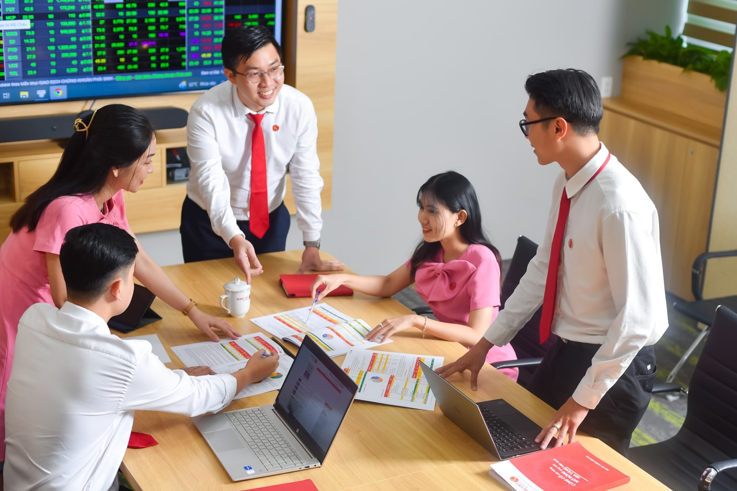 Thông tin 10 dịch vụ chụp hình profile công ty giá rẻ trọn gói, uy tín chất lượng