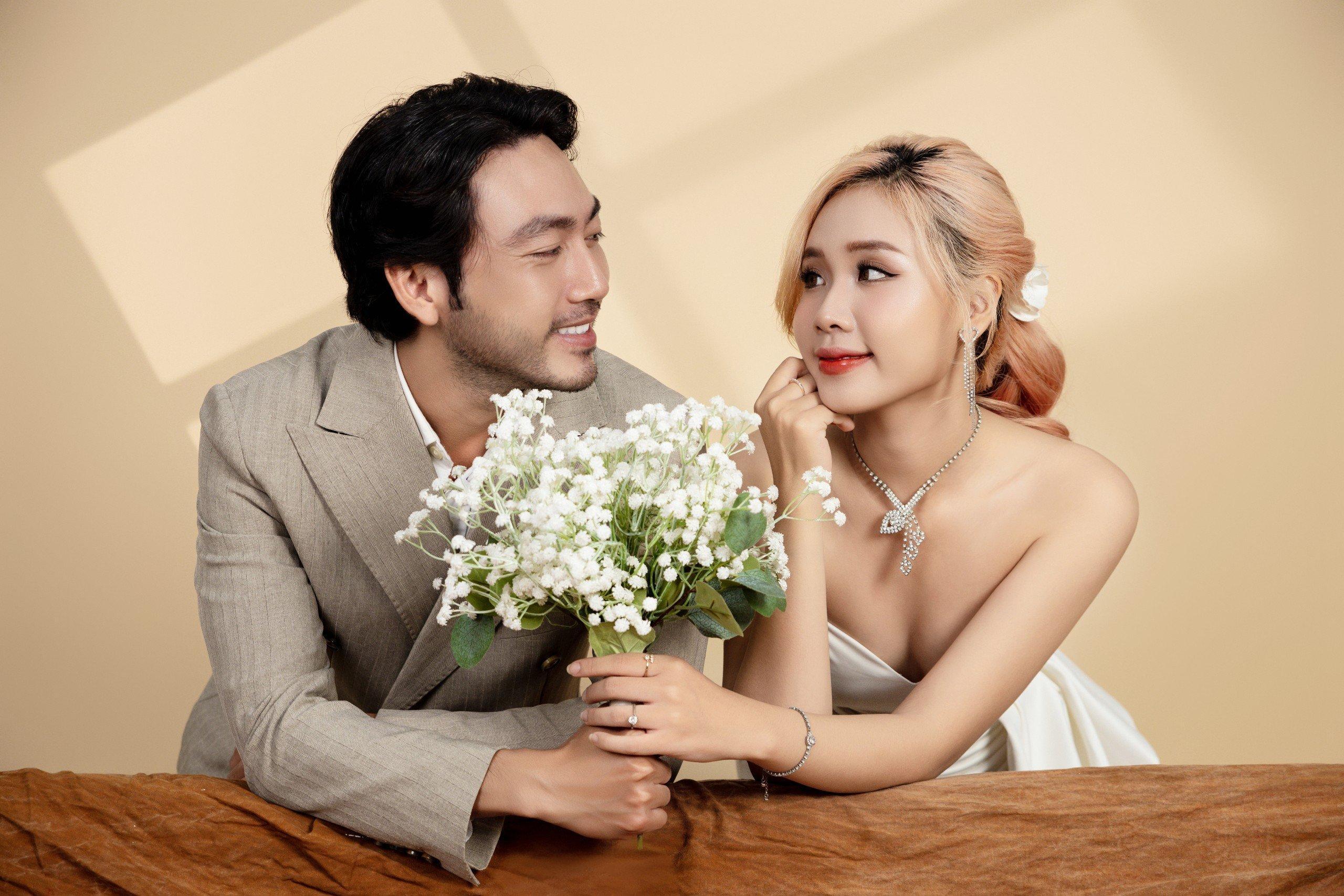 Thuê thợ chụp hình cưới trong studio ở Sài gòn giá bao nhiêu