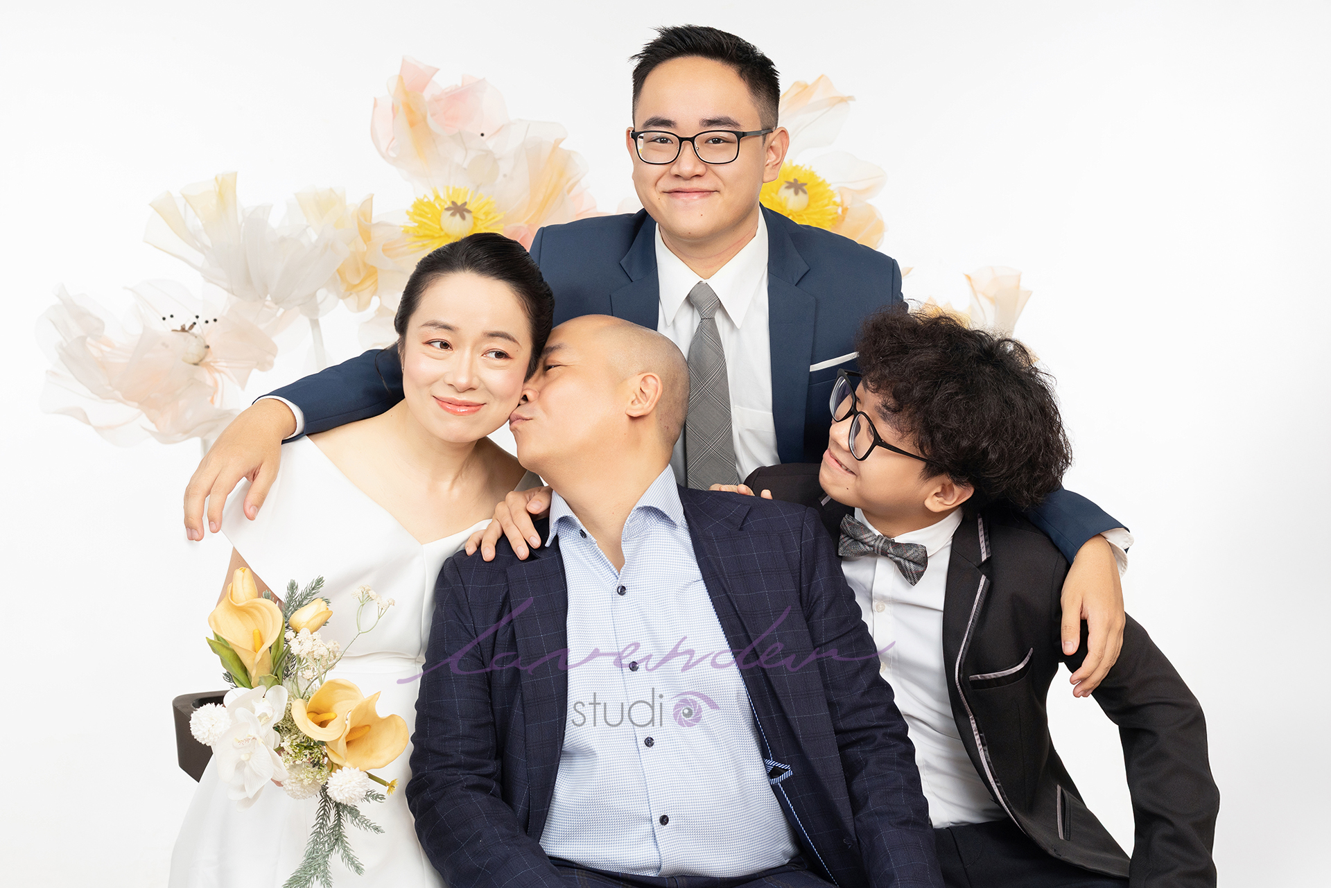 Nhiều cặp đôi đầu tư chụp hình kỷ niệm ngày cưới như một nghi thức yêu thương