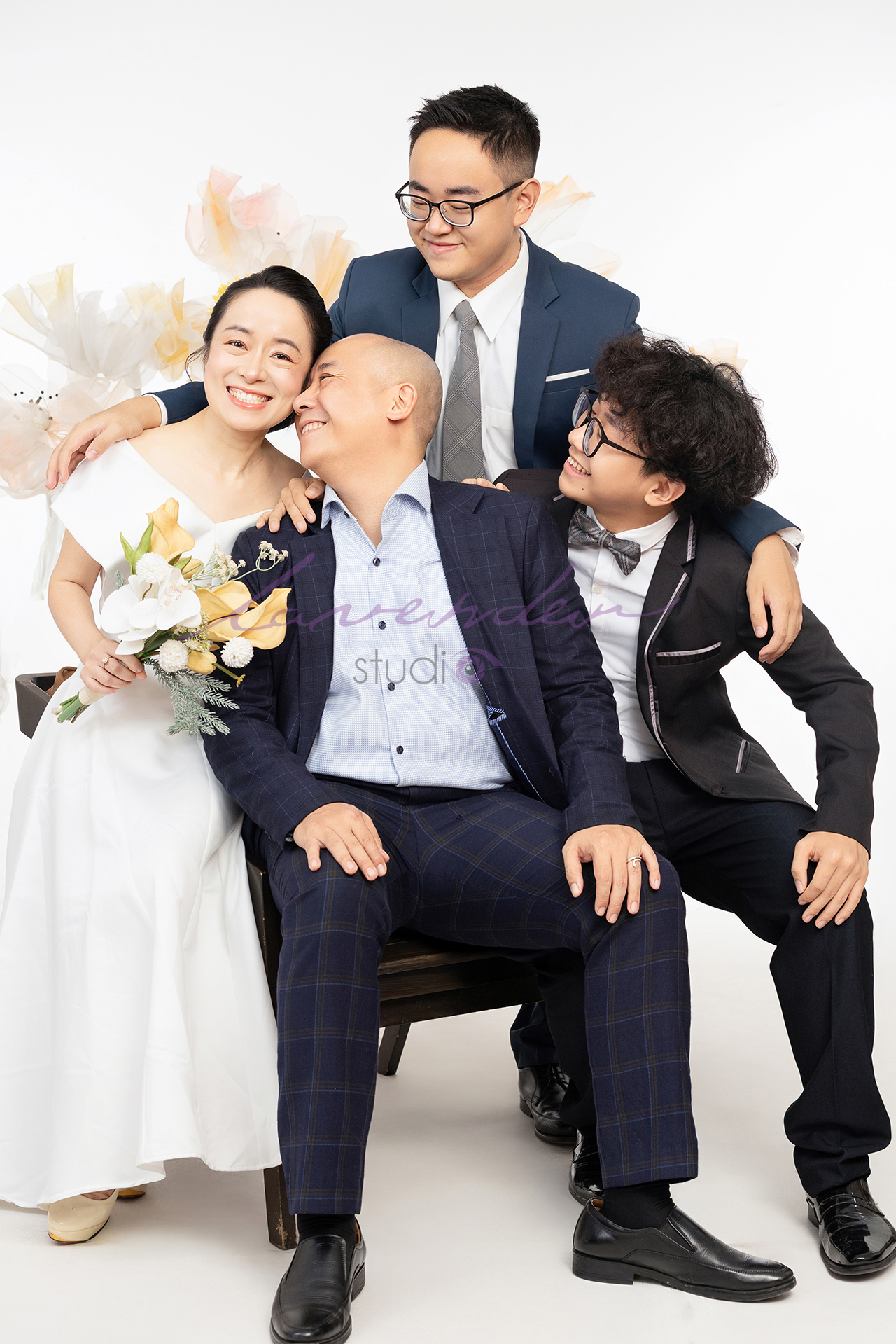 Nhiều cặp đôi đầu tư chụp hình kỷ niệm ngày cưới như một nghi thức yêu thương