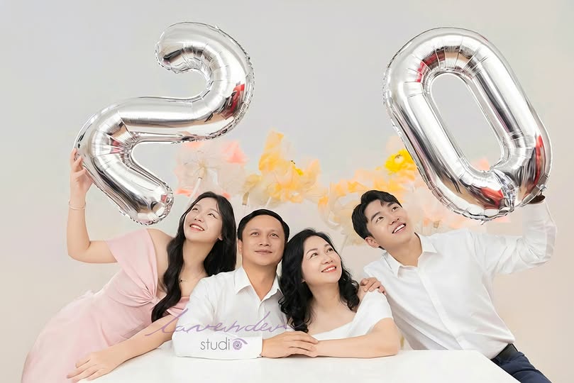 Nhiều cặp đôi đầu tư chụp hình kỷ niệm ngày cưới như một nghi thức yêu thương