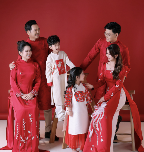 Chụp ảnh gia đình áo dài – Lựa chọn ý nghĩa cho dịp lễ Tết và kỷ niệm