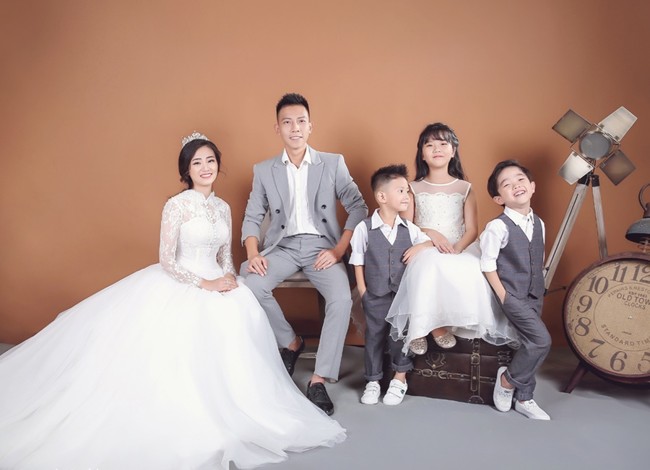 Concept chụp ảnh gia đình 5 người đông vui nhưng vẫn sang trọng
