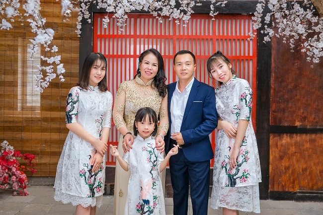 Concept chụp ảnh gia đình 5 người đông vui nhưng vẫn sang trọng