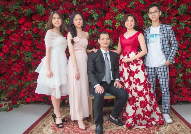 Concept chụp ảnh gia đình 5 người đông vui nhưng vẫn sang trọng