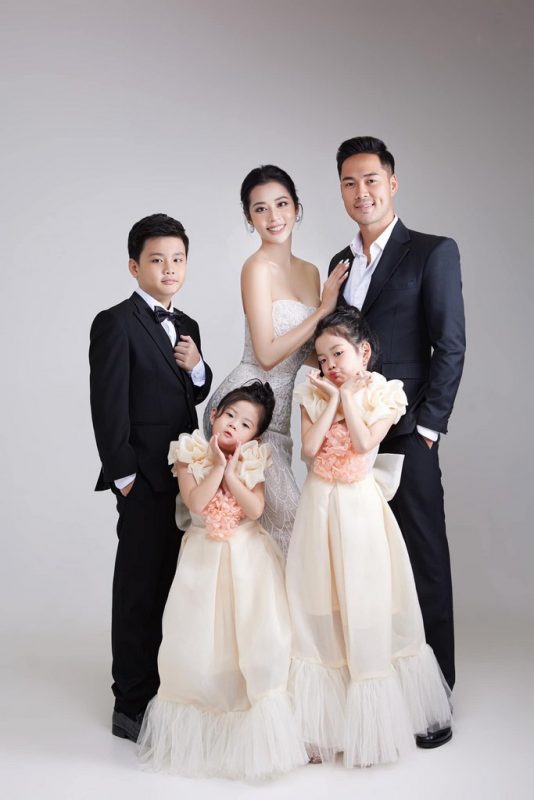 Concept chụp ảnh gia đình 5 người đông vui nhưng vẫn sang trọng
