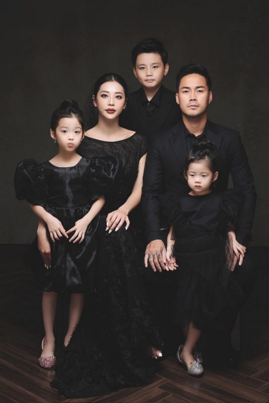 Concept chụp ảnh gia đình 5 người đông vui nhưng vẫn sang trọng