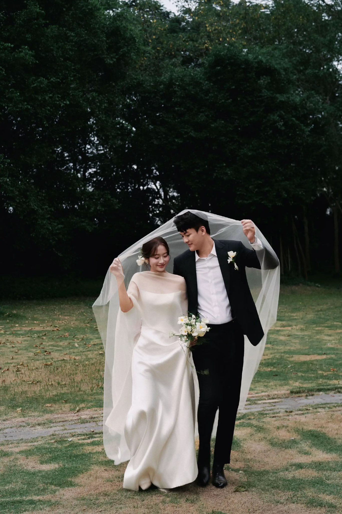 Chụp ảnh cưới 2026: Nên chọn studio hay ngoại cảnh?