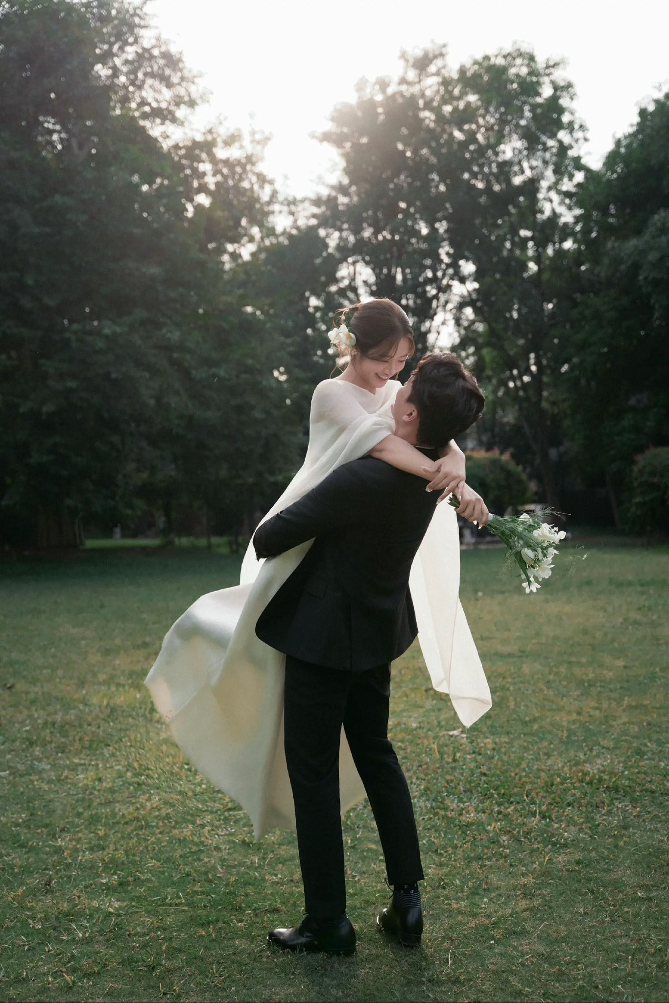 Chụp ảnh cưới 2026: Nên chọn studio hay ngoại cảnh?