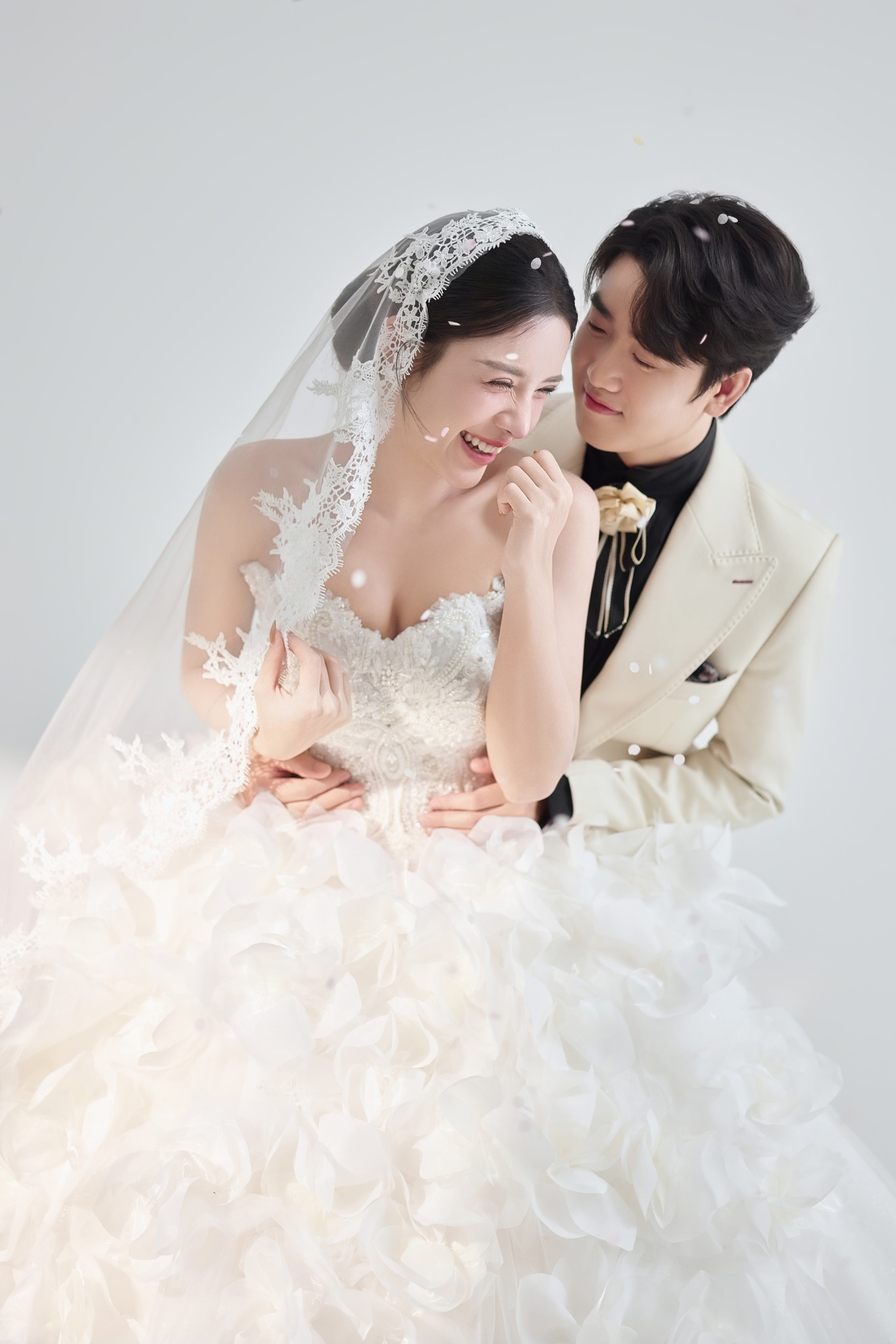 Chụp ảnh cưới 2026: Nên chọn studio hay ngoại cảnh?