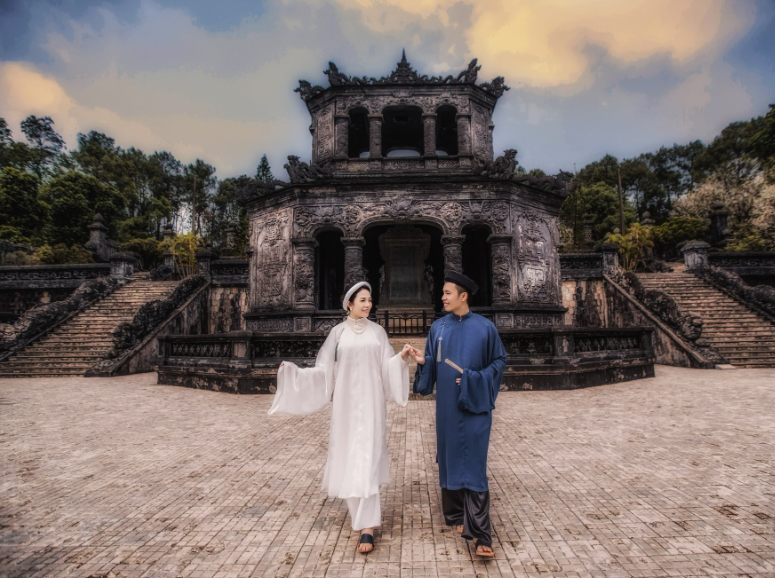 Studio Chụp Ảnh Couple Áo Dài Đẹp Tại Huế 2026 Studio Chụp Ảnh Couple Áo Dài Đẹp Tại Huế 2026