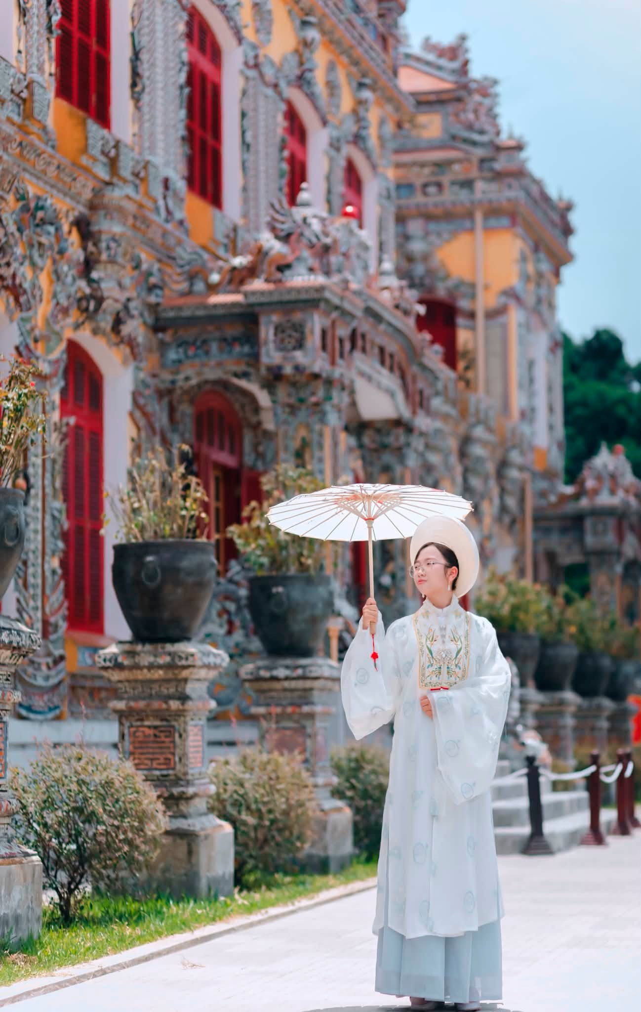Chụp ảnh áo dài ở Huế - Mùa nào đẹp nhất & bí quyết triệu like