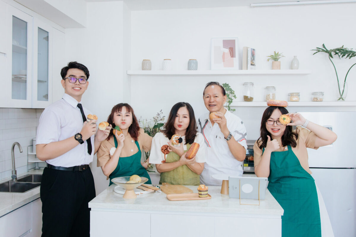 Concept chụp gia đình 5 người tại nhà ấm áp (2) Concept chụp gia đình 5 người tại nhà ấm áp (2)