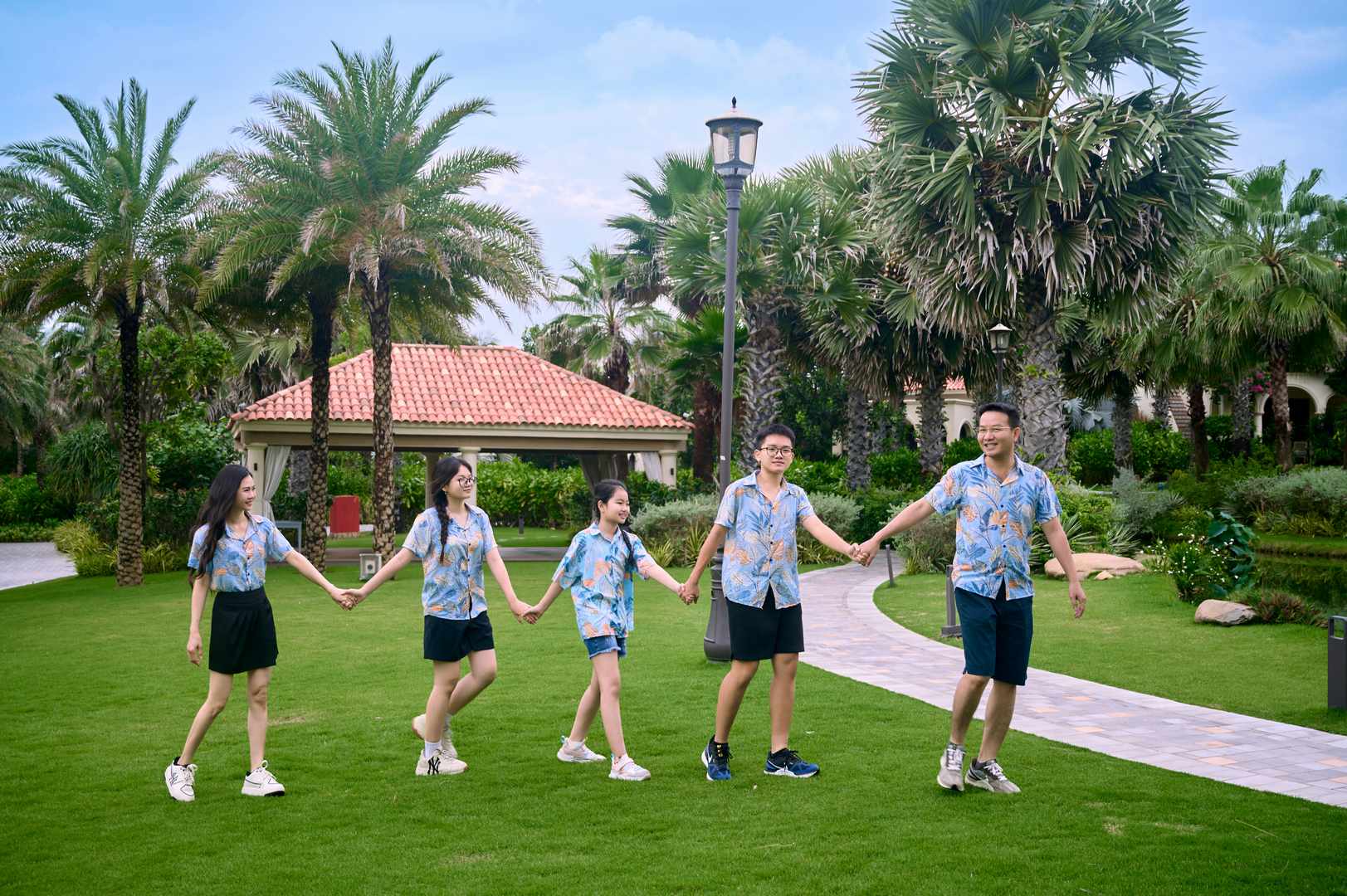 Concept chụp gia đình 5 người tại nhà ấm áp (4) Concept chụp gia đình 5 người tại nhà ấm áp (4)