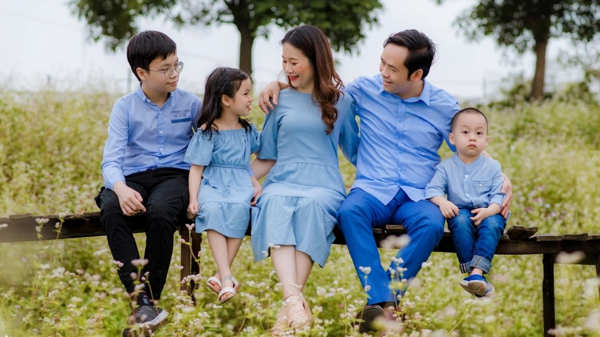 Concept chụp gia đình 5 người tại nhà ấm áp (5) Concept chụp gia đình 5 người tại nhà ấm áp (5)