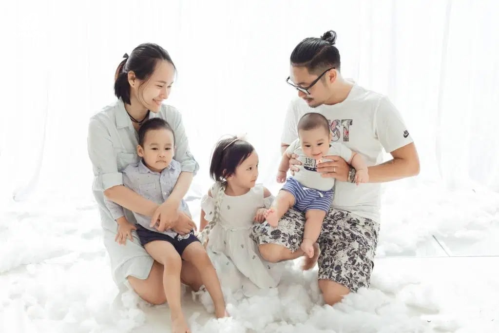 Concept chụp gia đình 5 người tại nhà ấm áp (7) Concept chụp gia đình 5 người tại nhà ấm áp (7)