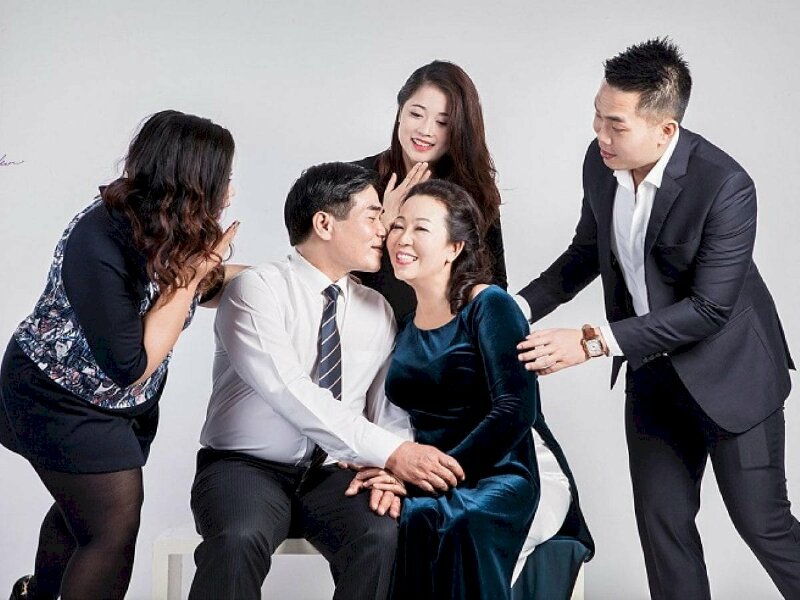 Concept chụp gia đình 5 người tại nhà ấm áp (9) Concept chụp gia đình 5 người tại nhà ấm áp (9)