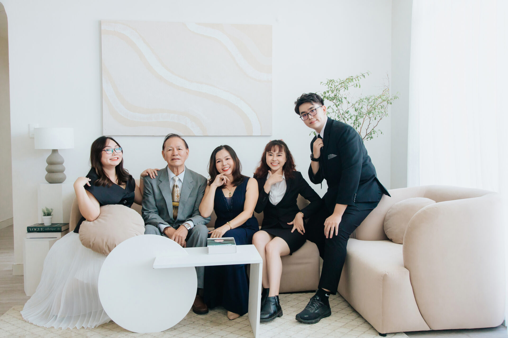 Concept chụp gia đình 5 người tại nhà ấm áp Concept chụp gia đình 5 người tại nhà ấm áp