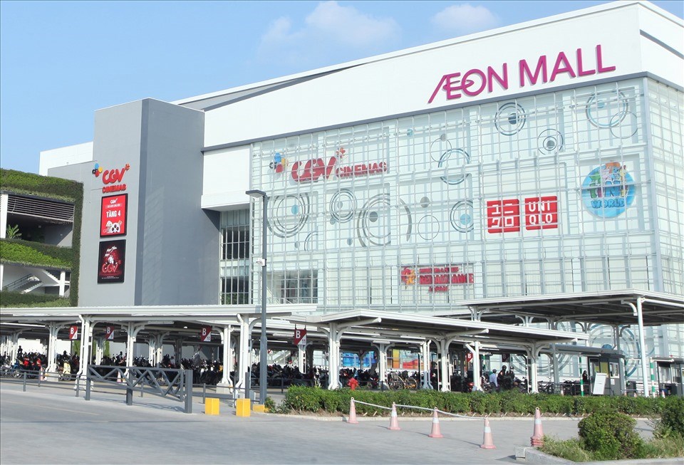 Aeon Mall Long Biên tọa lạc tại số 27 Cổ Linh, Long Biên, Hà Nội. Đây là một trung tâm thương mại mới, được khánh thành vào năm 2015.