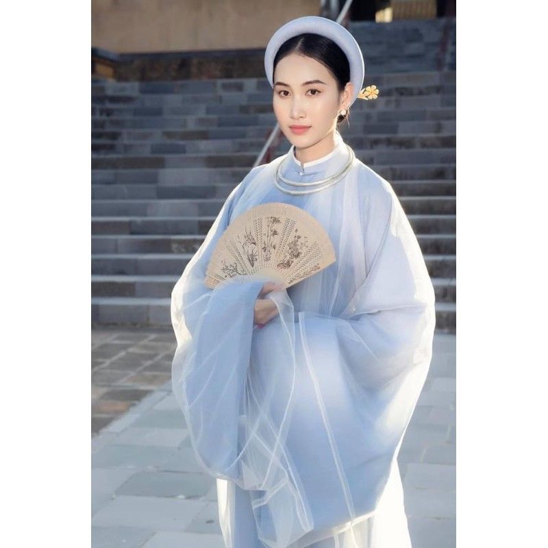 một cô gái mực áo tấc màu xanh da trời